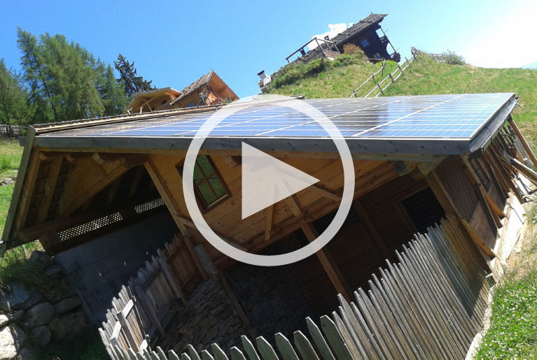 Der Unterschweighof in Ulten - Photovoltaikanlage auf dem Dach des Hühner- und Schweinestalls