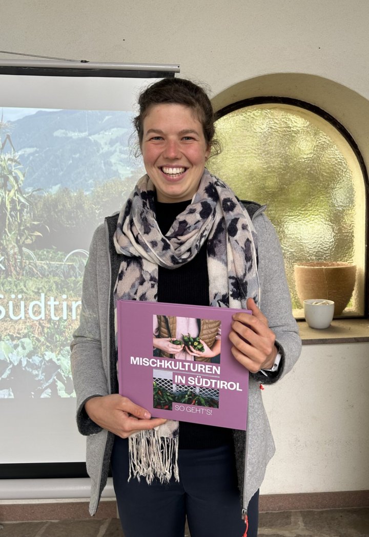 Maria Pichler mit dem Buch "Mischkulturen in Südtirol"