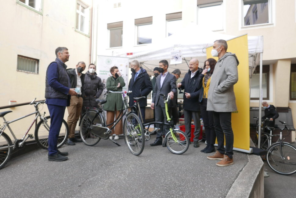 Titel verteidigt bei Südtirol radelt: MitarbeiterInnen der Raika Bozen