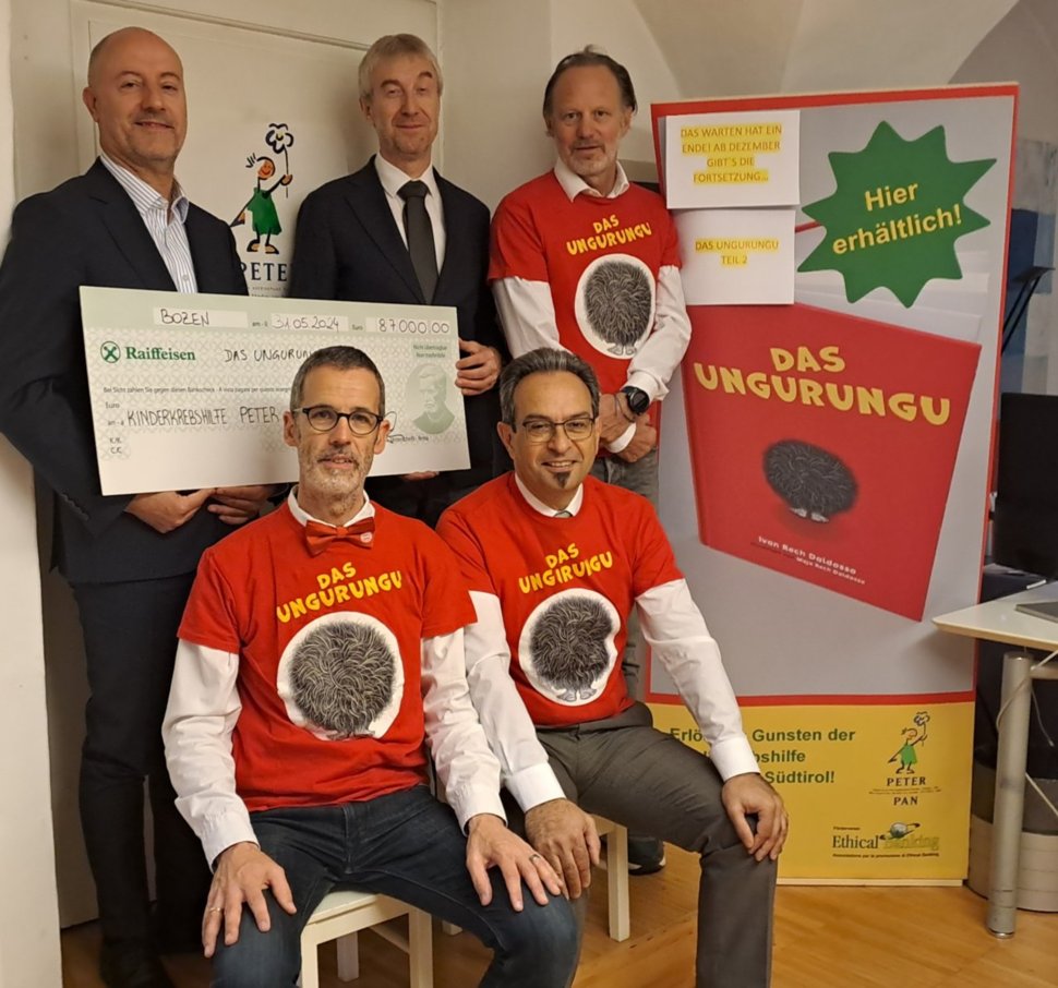 stehend v.links: Günter Mair (DIrektor), Alexander Gasser (Obmann), Dr. Michael Mayr (Präsident Kinderkrebshilfe Peter Pan), sitzend v. links: Roland Furgler (Ethical Banking) und Kinderbuchautor Ivan Rech Daldosso