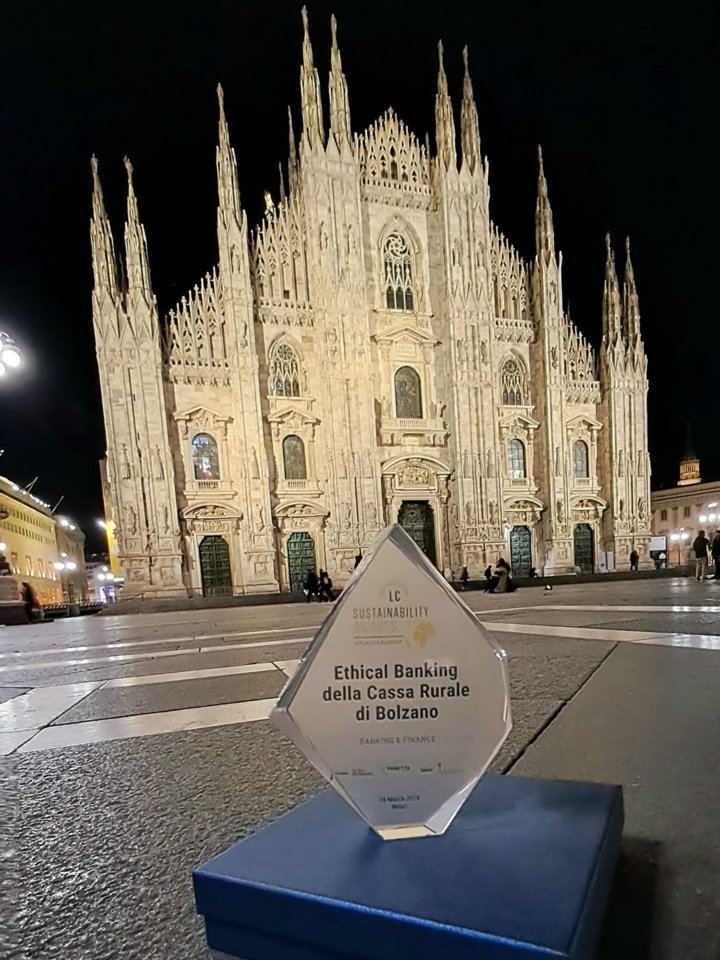 Pokal vor dem Mail&auml;nder Dom