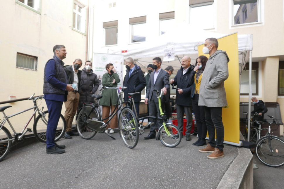 Titel verteidigt bei S&uuml;dtirol radelt: MitarbeiterInnen der Raika Bozen