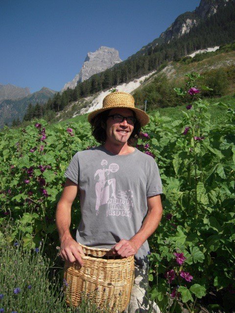 Bernhard Auckenthaler in seinem Kräutergarten in Pflersch 