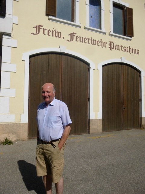 Sigmund Kripp vor dem neuen Weinlager
