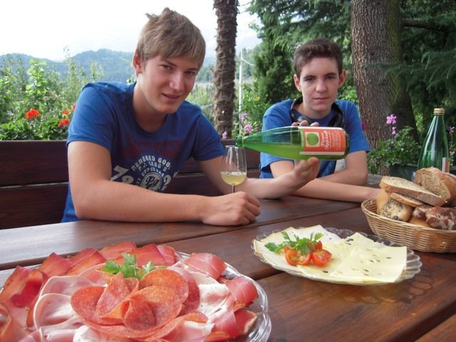 Die Filmcrew stärkt sich mit Eigenbau "Tisner Apfelsaft"