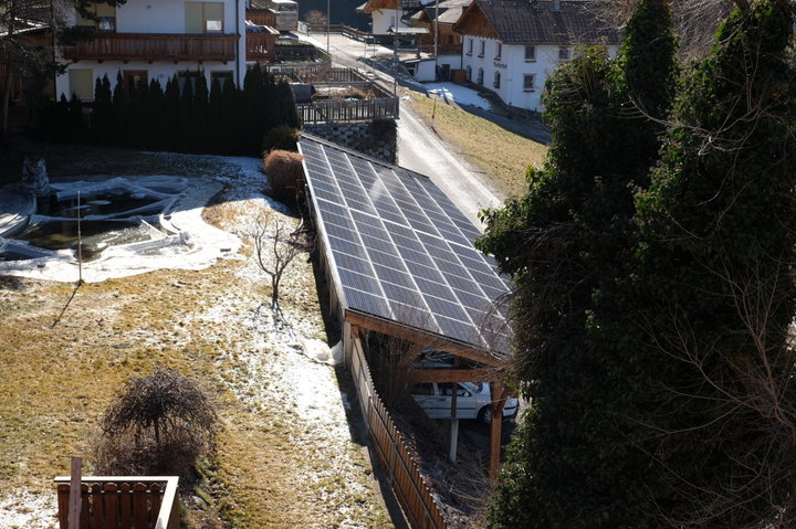 Photovoltaikanlage auf dem Dach des Parkplatzes