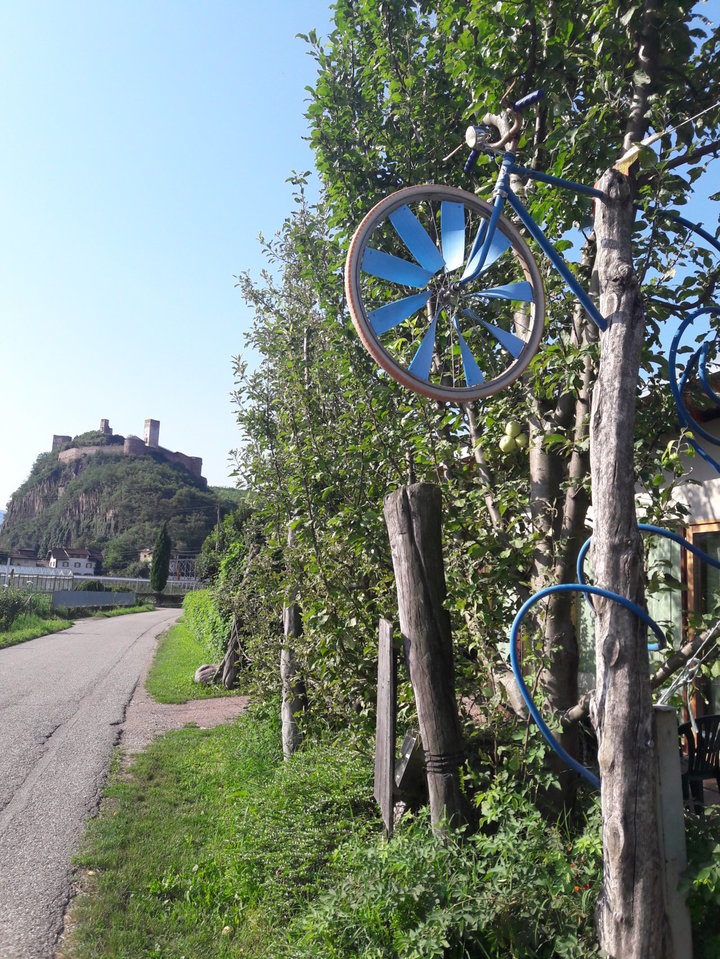 Radstation am Fuße von Schloß Sigmundskron