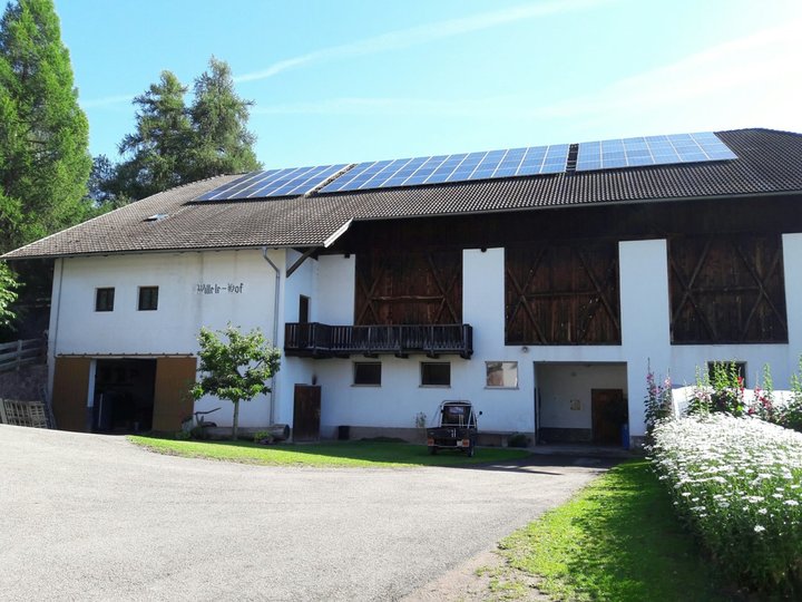 Wirtschaftsgebäude mit Photovoltaikanlage