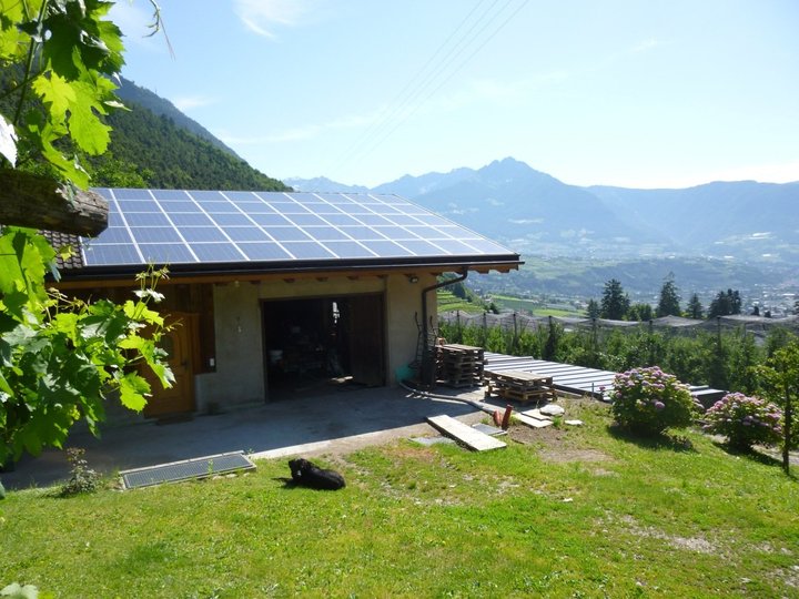 Photovoltaikanlage auf dem Dach des Wirtschaftsgebäudes