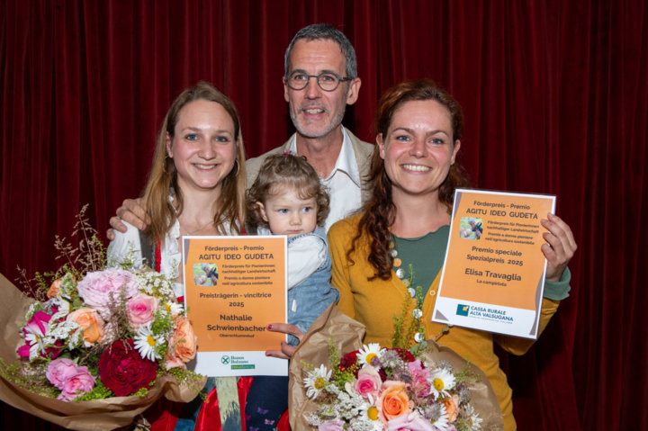 DIe Gewinnerinnen bei der Preisverleihung in Bozen