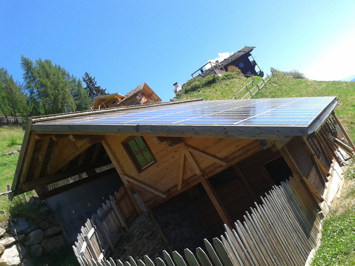 Photovoltaikanlage auf dem Dach des Hühner- und Schweinestalles