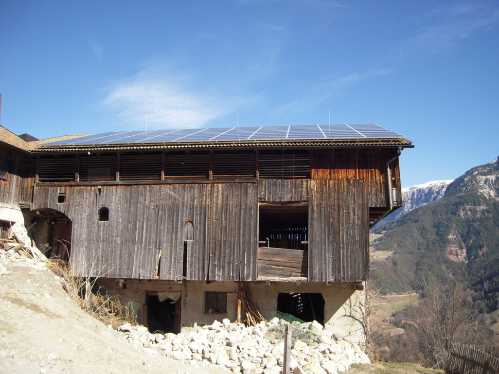 Photovoltaikanlage auf dem Dach des alten Wirtschaftsgebäudes