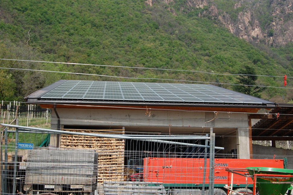 Photovoltaikanlage auf dem Dach des landwirtschaftlichen Gebäudes in Siebeneich 