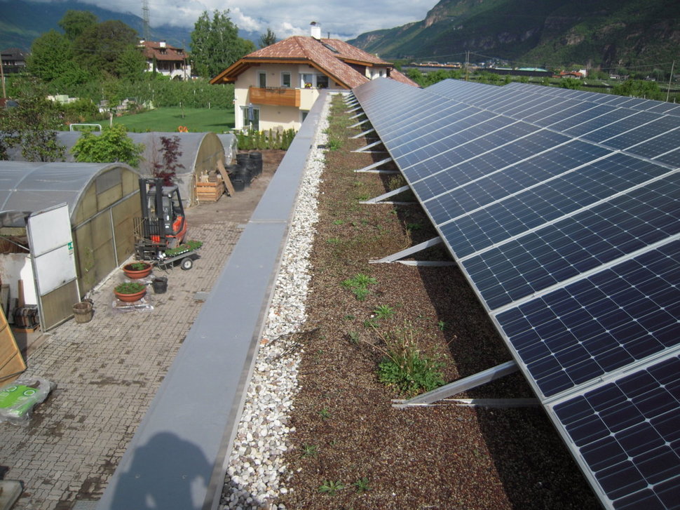 Photovoltaikanlage auf dem Dach des Magazins