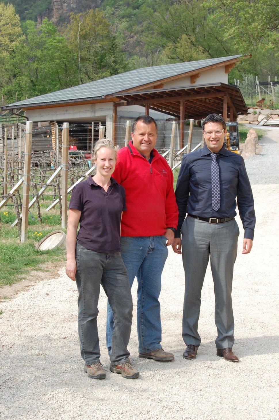 Graf Christian Huyn (Mitte) mit seiner Frau und dem Kundenberater der Rk Terlan