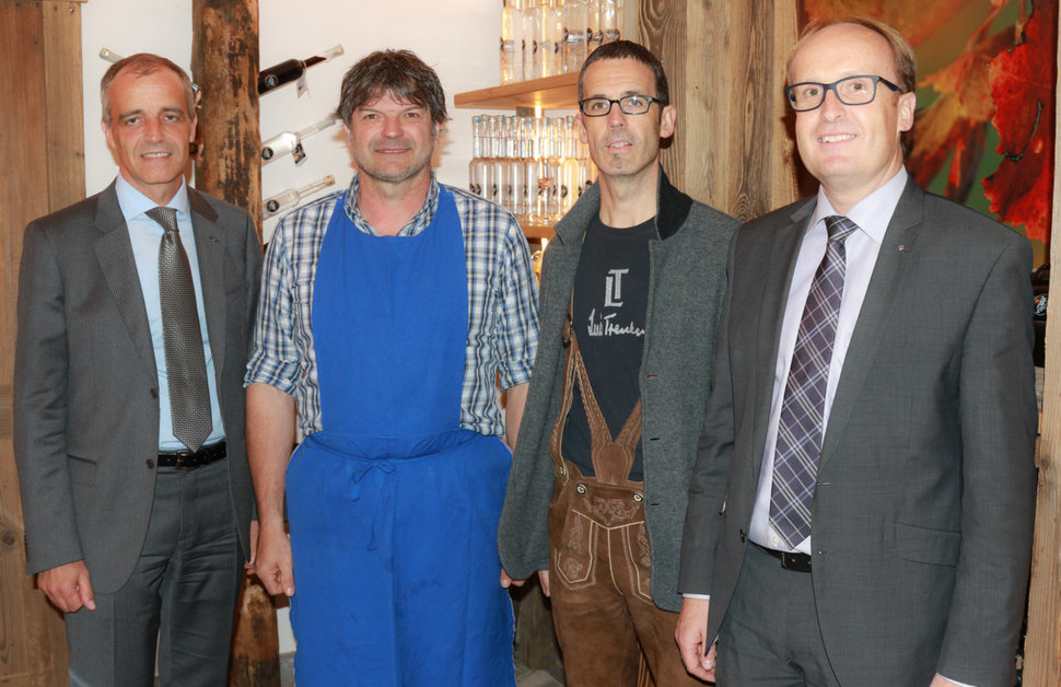 v.links nach rechts: Artur Lechner (Direktor Raika Algund), Christian Pinggera vom Schnalshuberhof, Roland Furgler (Ethical Banking), Thomas Holzknecht (Raika Algund)