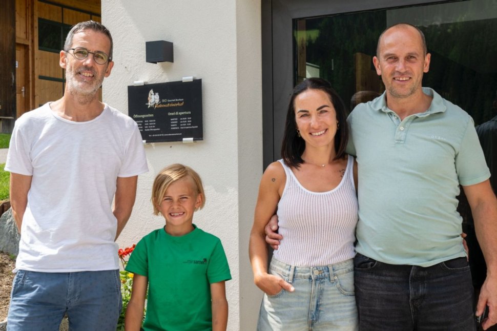 Roland Furgler neben Peter Gross samt Familie Roland Furgler neben Peter Gross samt Familie