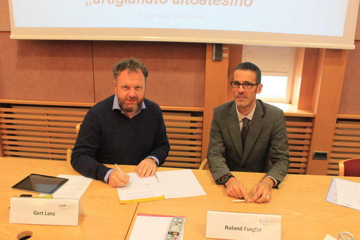 Unterzeichung des Abkommens: Gert Lanz (Lvh-Präsident) und Roland Furgler (Ethical Banking)