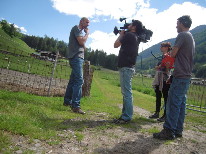 Michael Oberhollenzer und Rai2 Fernsehteam am Moserhof