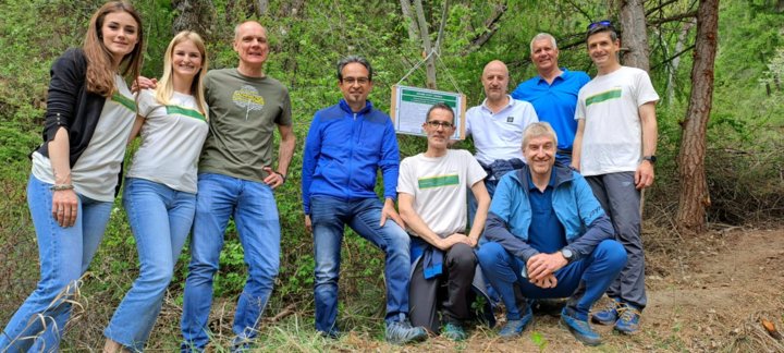 MitarbeiterInnen, Direktor (4ter v. rechts) sowie Obmann (hockend) und Vizeobmann (2ter v. rechts) der Raiffeisenkasse Bozen