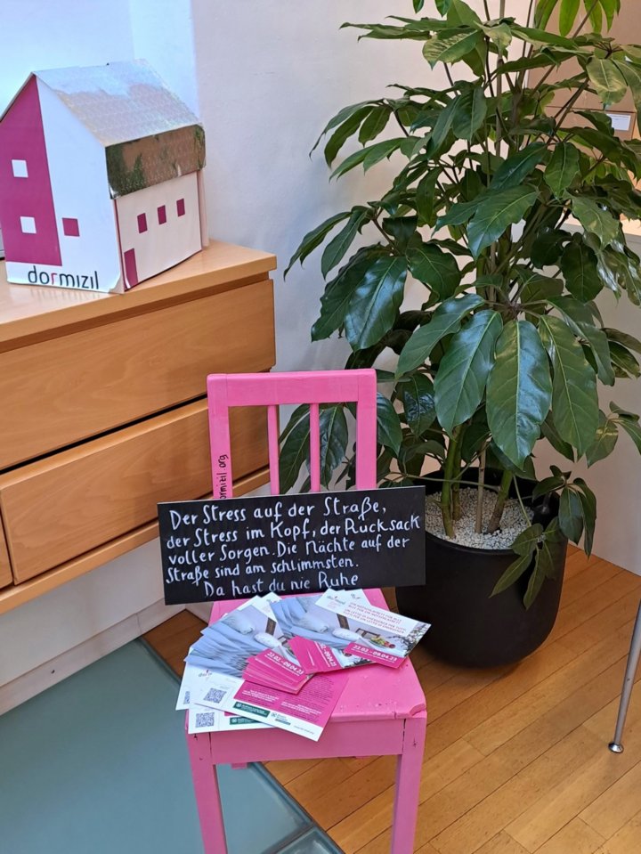 magenta Möbel mit Hinweis auf Crowdfunding in der Raika Bozen magenta Möbel mit Hinweis auf Crowdfunding in der Raika Bozen