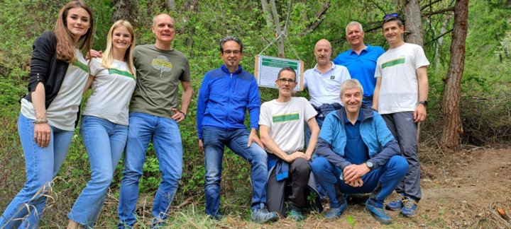 MitarbeiterInnen, Direktor (4ter v. rechts) sowie Obmann (hockend) und Vizeobmann (2ter v. rechts) der Raiffeisenkasse Bozen MitarbeiterInnen, Direktor (4ter v. rechts) sowie Obmann (hockend) und Vizeobmann (2ter v. rechts) der Raiffeisenkasse Bozen