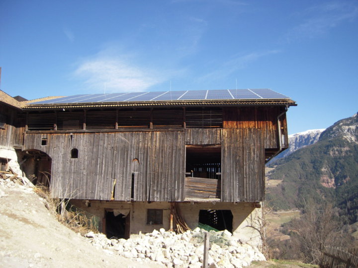 Impianto fotovoltaico sul tetto della vecchia stalla