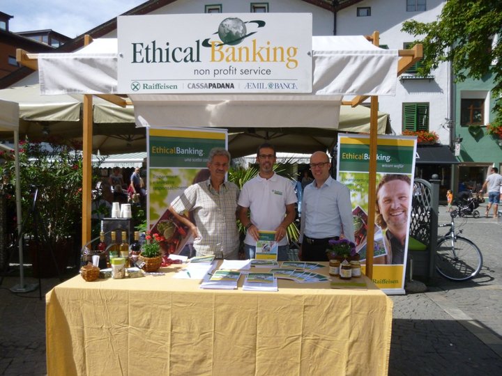 Stand informativo di Ethical Banking al mercato del contadino