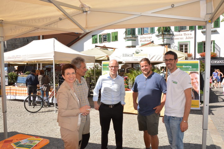 foto di gruppo al mercato del contadino