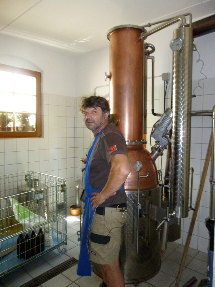 Christian nella sua distilleria