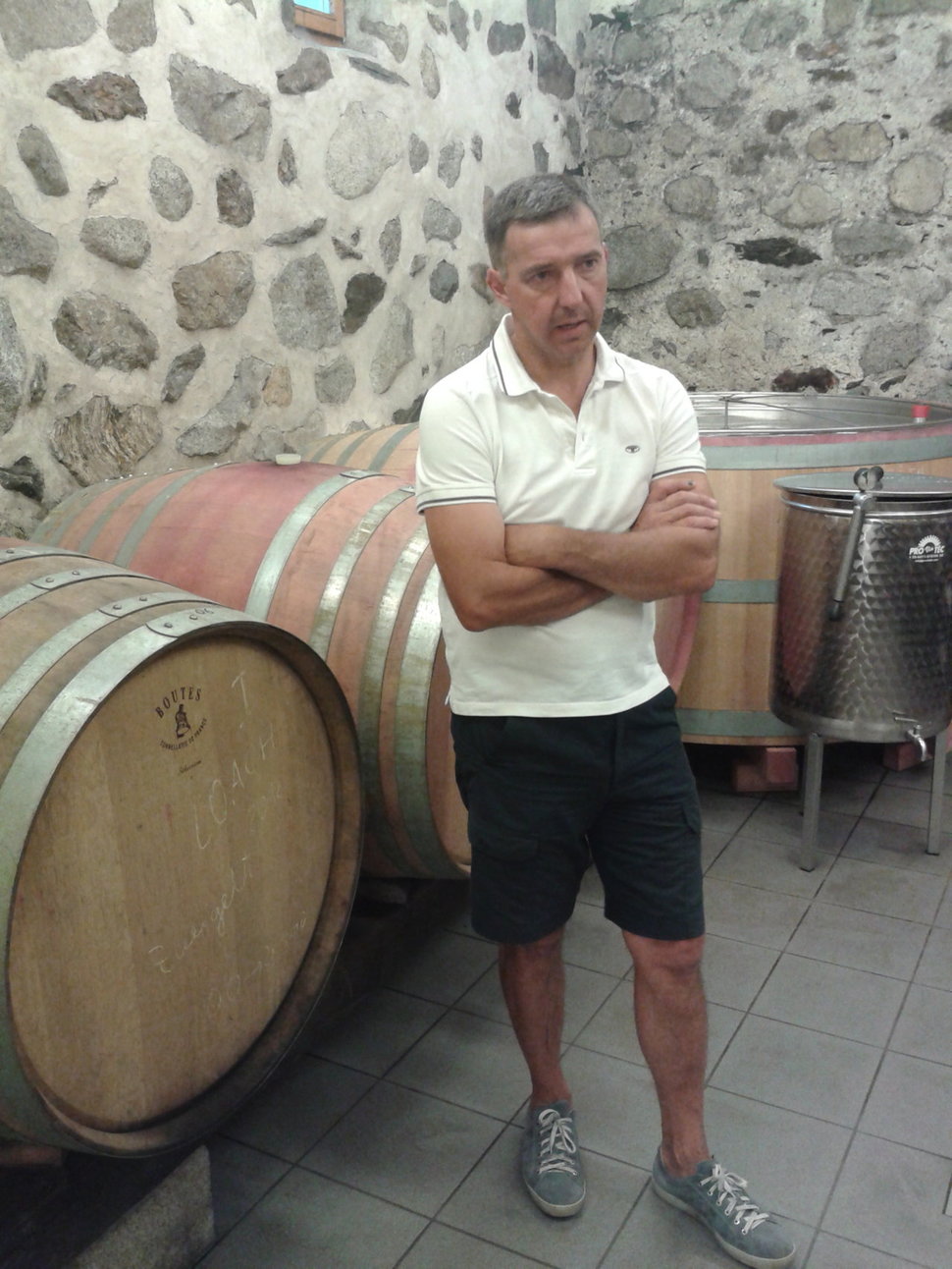 Norbert Blasbichler nella cantina del suo maso