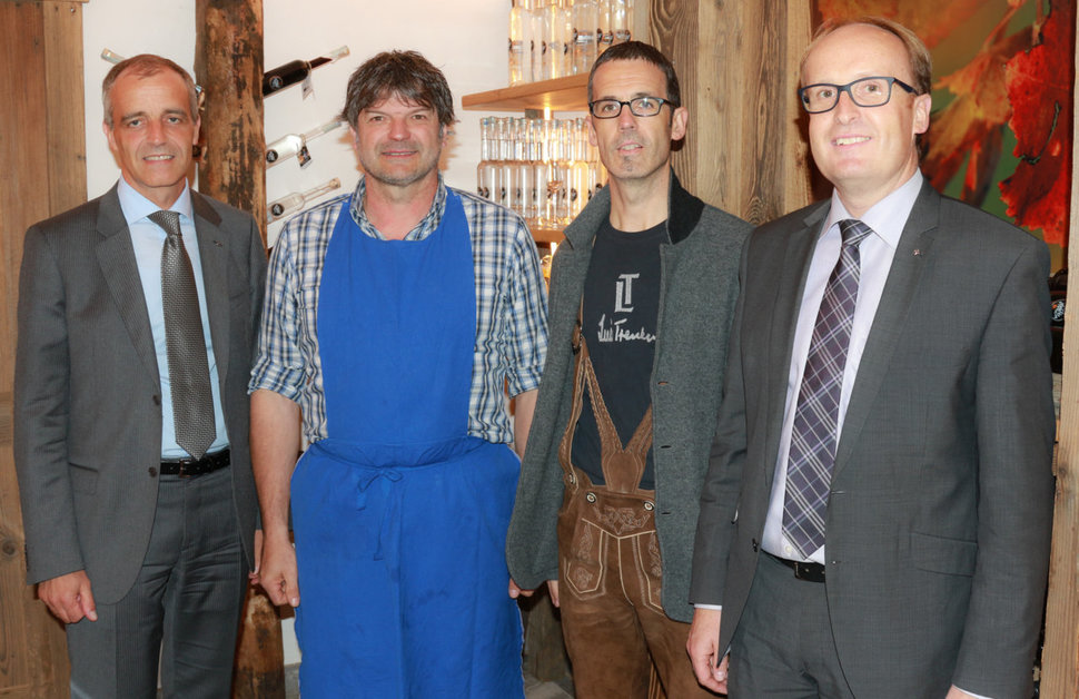 sinistra a destra: Artur Lechner (direttore cassa Raiffeisen Algund), Christian Pinggera del Schnalshuberhof, Roland Furgler (Ethical Banking), Thomas Holzknecht (cassa Raiffeisen Algund)