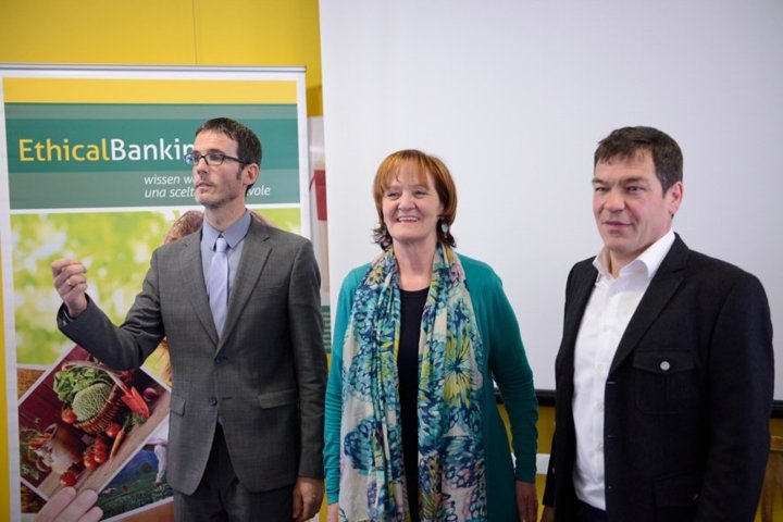 Da sinistra a destra: Roland Furgler (Ethical Banking), l'assessore Martha Stocker e Herbert Öhrig (Arche nel Kvw)